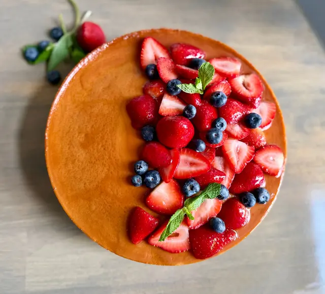 Caramel flan dessert with fresh berries
